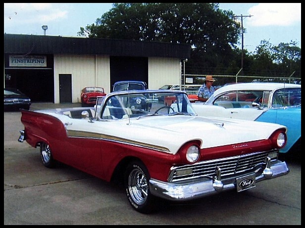 1957 FORD FAIRLANE 500 SKYLINER