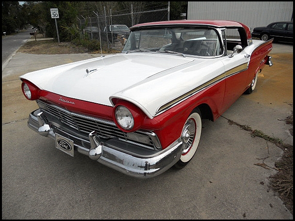 1957 FORD FAIRLANE 500 SKYLINER